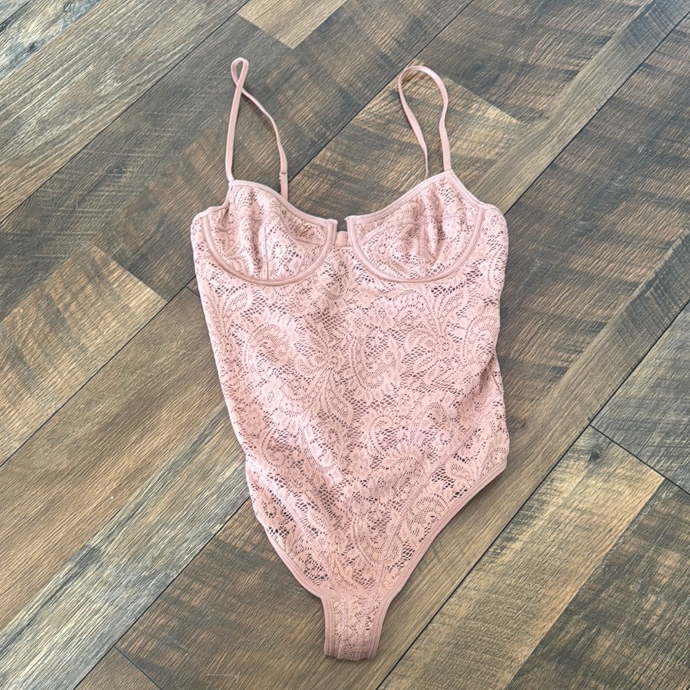 URBAN OUTFITTERS | Small Lace Bodysuit in Pink